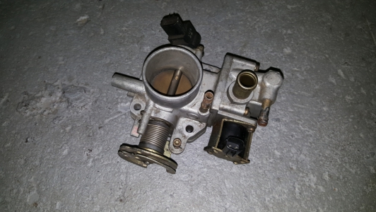 Gasklephuis Mazda 323 1.5 16v 1997