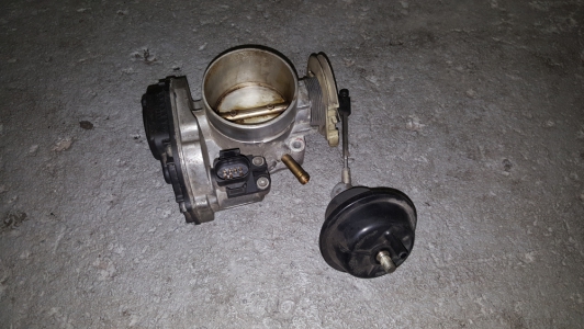 Gasklephuis Audi A6 2.4 30v V6 1999