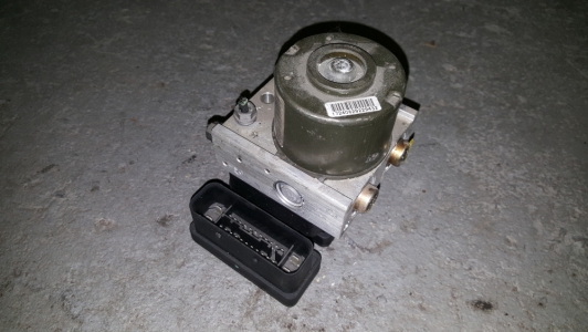 ABS-pomp Volkswagen Golf 1.6 16v FSi 2005