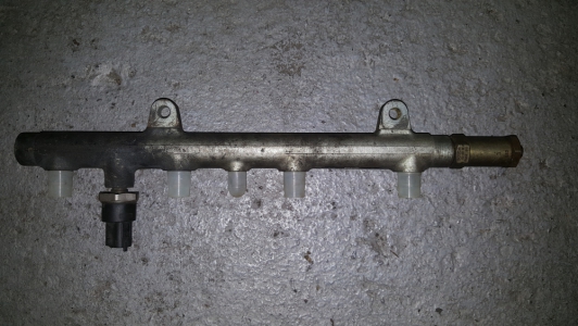 Fuel distributor Renault Laguna 1.9 dCi 2003