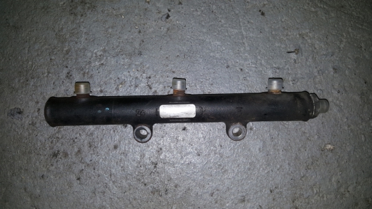 Distributeur de carburant Citroen C6 2.7 HDiF V6 2008 derrière